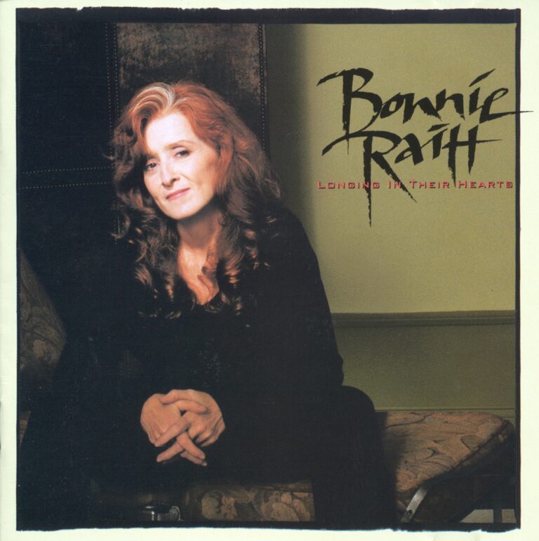 Porträt von Bonnie Raitt auf einem Sessel sitzend mit Albumtitel im Hintergrund