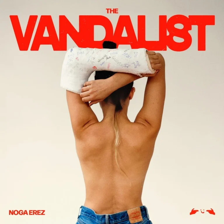 Albumcover von The Vandalist: Noga Erez steht mit freiem Rücken und Gipsarm vor hellem Hintergrund, die Arme hinter dem Kopf verschränkt, Tattoos und Schriftzüge sichtbar.