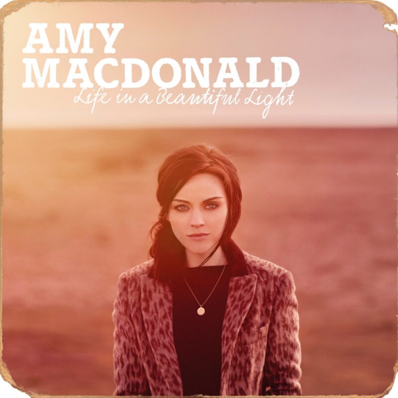 Amy Macdonald – Albumcover „Life in a Beautiful Light“: Pop-Rock zwischen Bodenständigkeit, melodischer Eingängigkeit und gesellschaftlichen Themen.