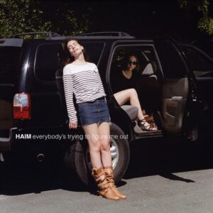 Cover der Single „Everybody's Trying to Figure Me Out“ von HAIM – ein dynamischer Song über Selbstfindung und den Umgang mit öffentlicher Wahrnehmung.