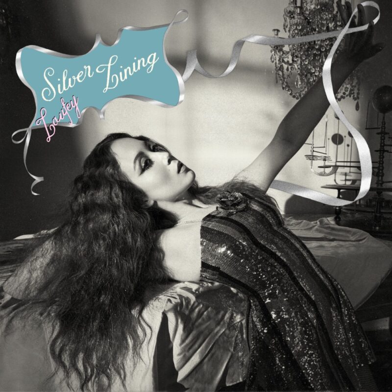 Cover der Single „Silver Lining“ von Laufey – sanfte Jazz- und Popklänge in einem nostalgisch-frischen Soundgewand.