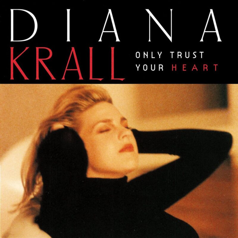 Diana Krall in entspannter Pose – ein zurückhaltendes, elegantes Porträt, das die warme Intimität ihres zweiten Albums visuell widerspiegelt.