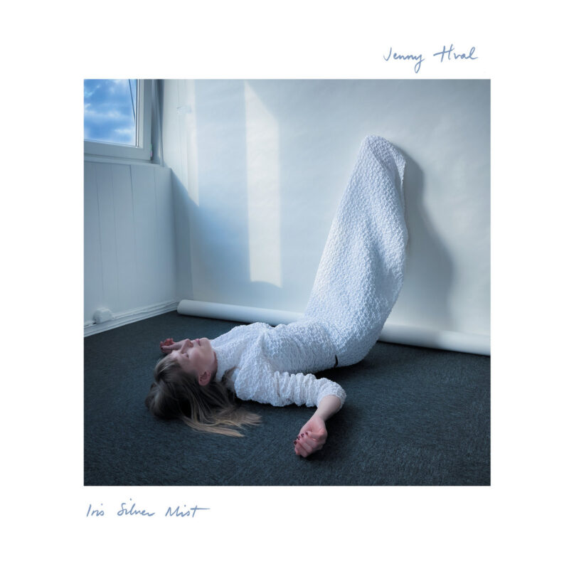 Das Albumcover zeigt Jenny Hval rücklings auf dem Boden eines hellen Raums, in ein weiß strukturiertes Kleid gehüllt, das sich skulptural an die Wand lehnt – zwischen Mensch und flüchtiger Erscheinung.