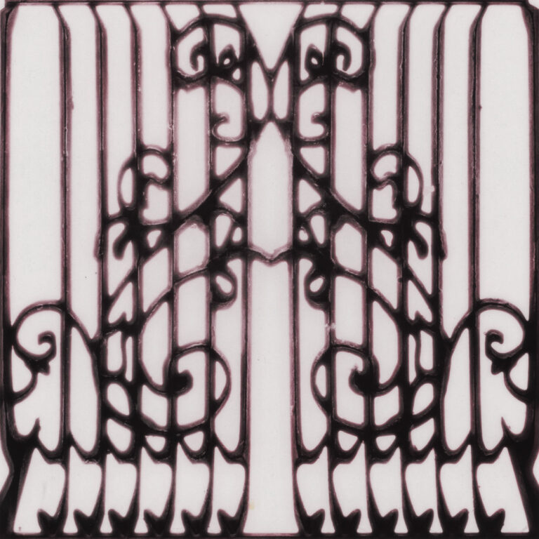 Cover des Albums Pirouette von Model/Actriz: Symmetrisch verschlungenes, schwarzes Gittermuster auf hellem Hintergrund – ornamental, rätselhaft, dramatisch.