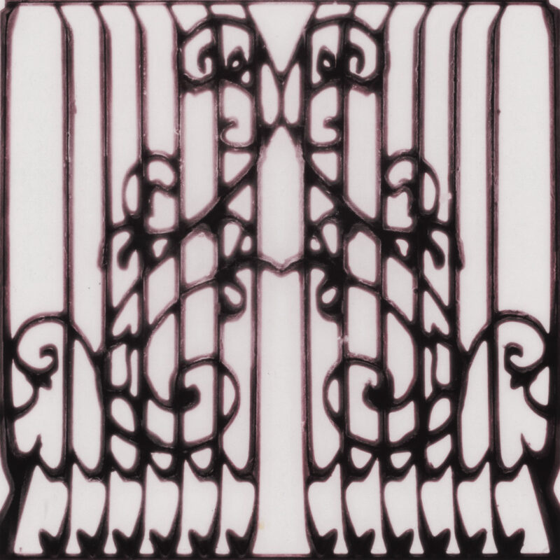Cover des Albums Pirouette von Model/Actriz: Symmetrisch verschlungenes, schwarzes Gittermuster auf hellem Hintergrund – ornamental, rätselhaft, dramatisch.