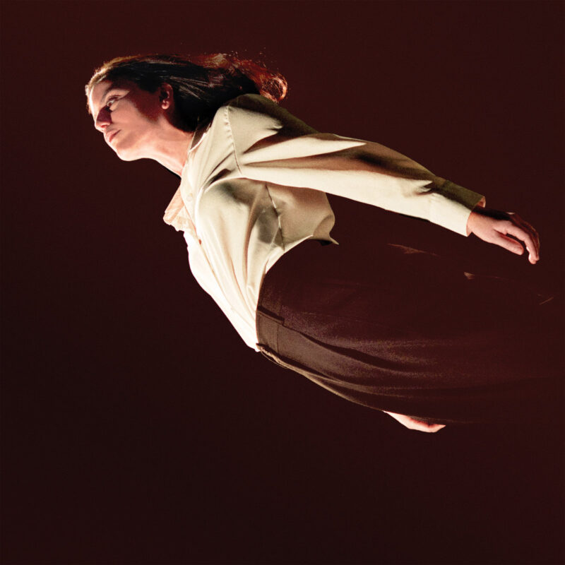 Deradoorian schwebt auf dem Albumcover zu „Ready for Heaven“ durch einen dunklen Raum – Symbolbild für die musikalische Zwischenwelt des Albums.