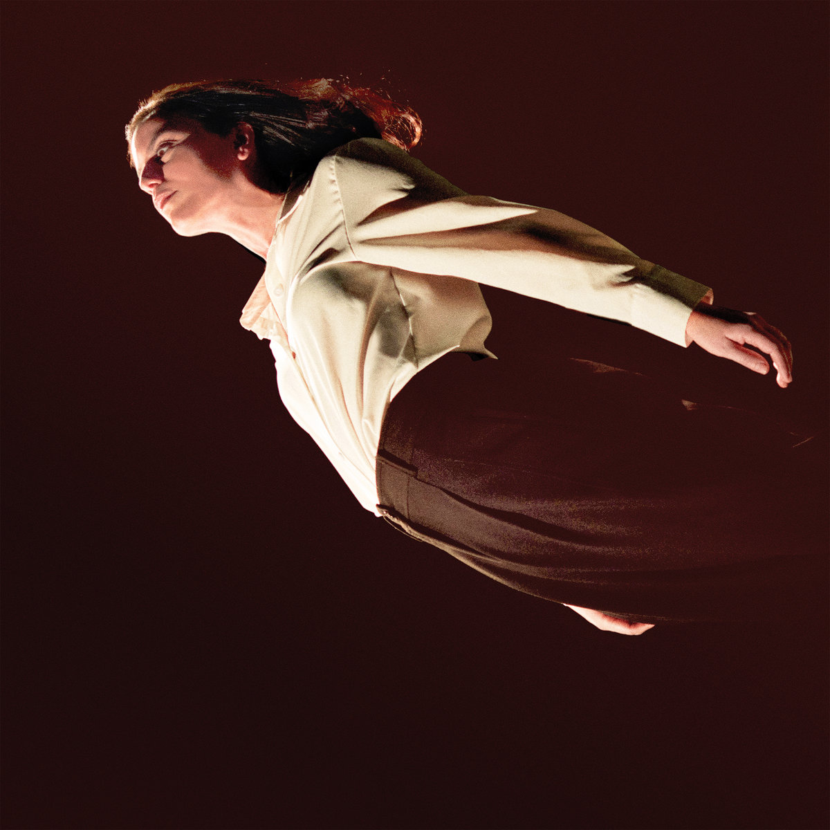 Deradoorian schwebt auf dem Albumcover zu „Ready for Heaven“ durch einen dunklen Raum – Symbolbild für die musikalische Zwischenwelt des Albums.
