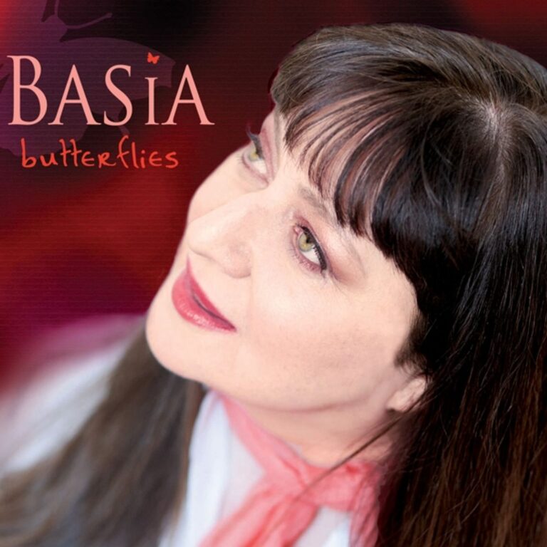 Porträt von Basia mit seitlichem Blick und rotem Hintergrund – Cover des Albums Butterflies