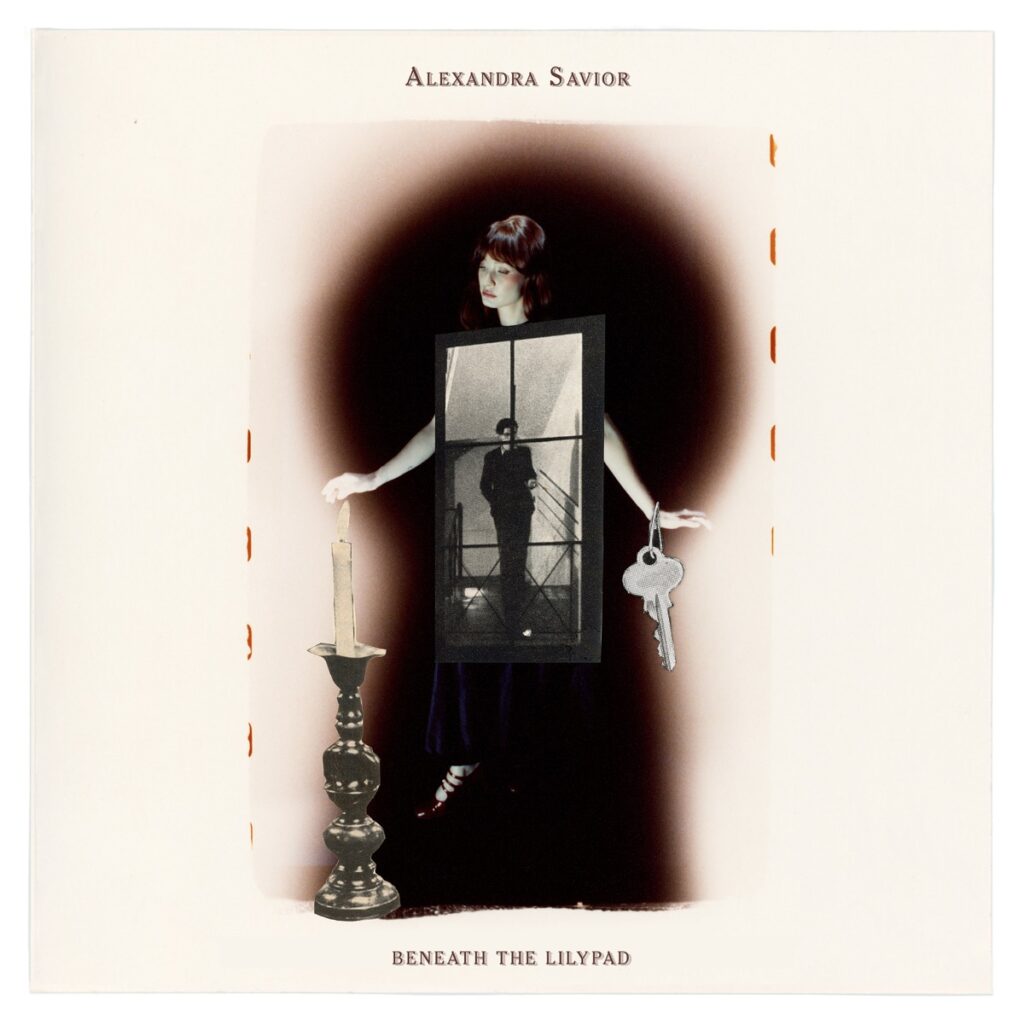 Collagehaftes Albumcover von Alexandra Savior mit Kerze, Schlüsseln und Fensterrahmen – Symbolbild für Isolation und Befreiung.