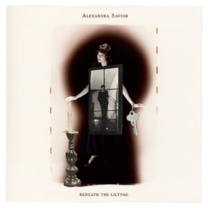 Collagehaftes Albumcover von Alexandra Savior mit Kerze, Schlüsseln und Fensterrahmen – Symbolbild für Isolation und Befreiung.