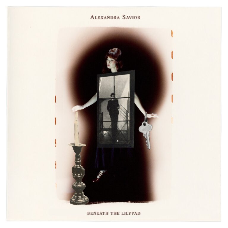 Collagehaftes Albumcover von Alexandra Savior mit Kerze, Schlüsseln und Fensterrahmen – Symbolbild für Isolation und Befreiung.