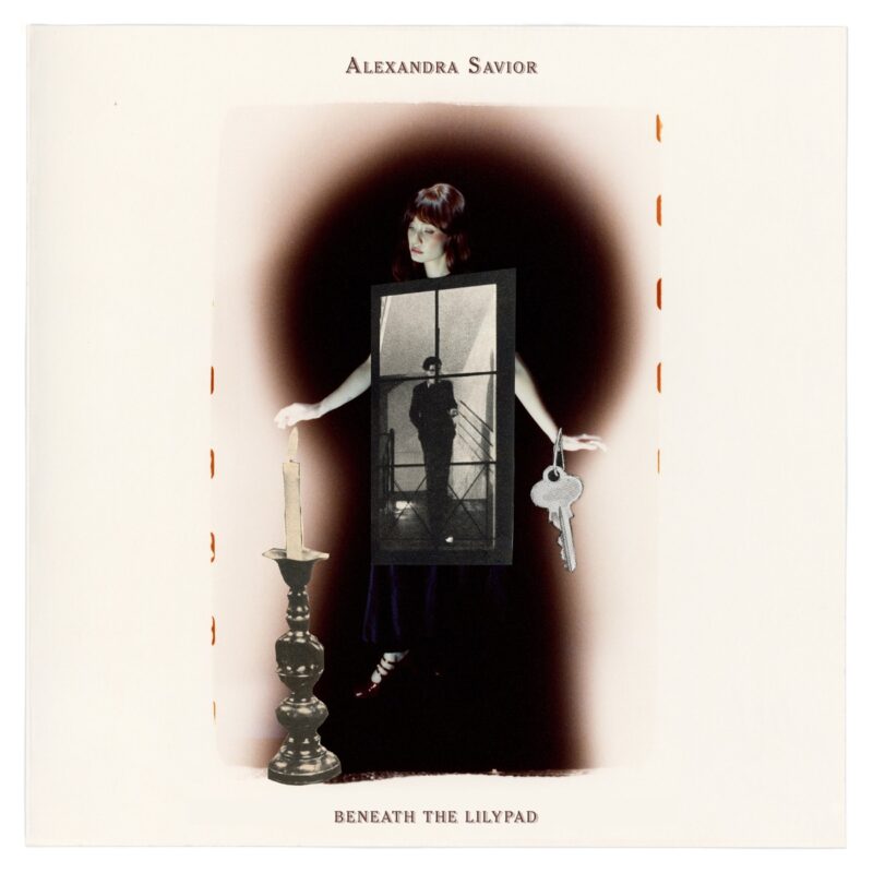 Collagehaftes Albumcover von Alexandra Savior mit Kerze, Schlüsseln und Fensterrahmen – Symbolbild für Isolation und Befreiung.