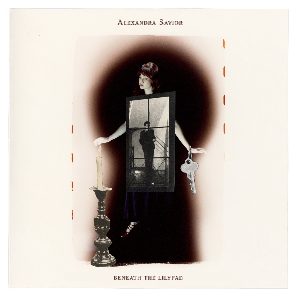 Collagehaftes Albumcover von Alexandra Savior mit Kerze, Schlüsseln und Fensterrahmen – Symbolbild für Isolation und Befreiung.
