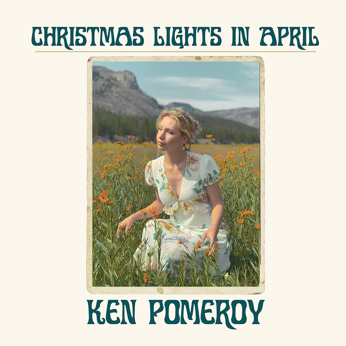 Ken Pomeroy kniet im Wildblumenfeld, Blick verträumt – wie aus einem alten Fotoalbum gerissen, voller Farbe und Verletzlichkeit.