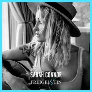 Sarah Connor mit Gitarre am Fenster – Coverfoto ihres Albums „Freigeistin“ in Schwarzweiß mit introspektivem Blick