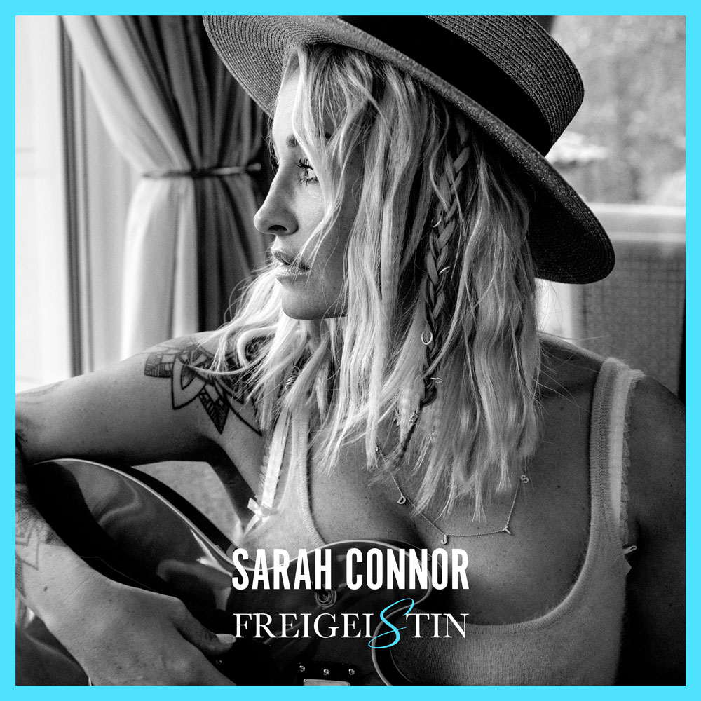 Sarah Connor mit Gitarre am Fenster – Coverfoto ihres Albums „Freigeistin“ in Schwarzweiß mit introspektivem Blick