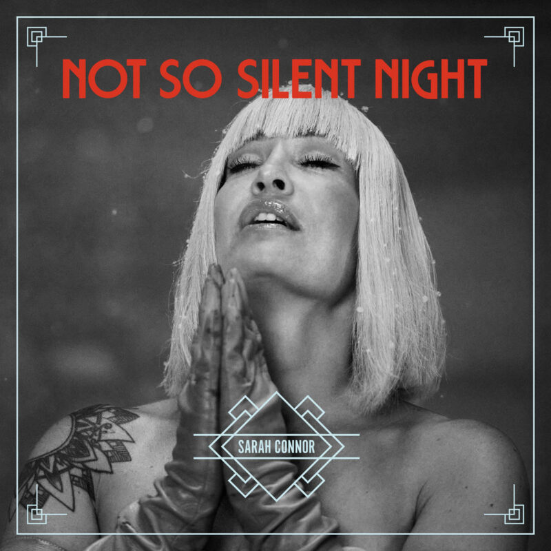 Albumcover von Sarah Connor Not So Silent Night mit betender Pose, weißblondem Bob und Art-Déco-Rahmen in Schwarz-Weiß