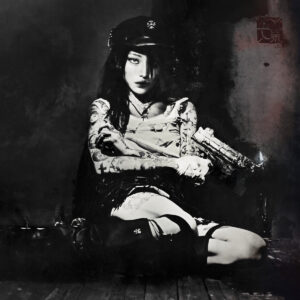 Yeule im schwarzen Militaria-Outfit mit Tattoos und Spielzeugpistole – ikonisches Cover zu Evangelic Girl is a Gun