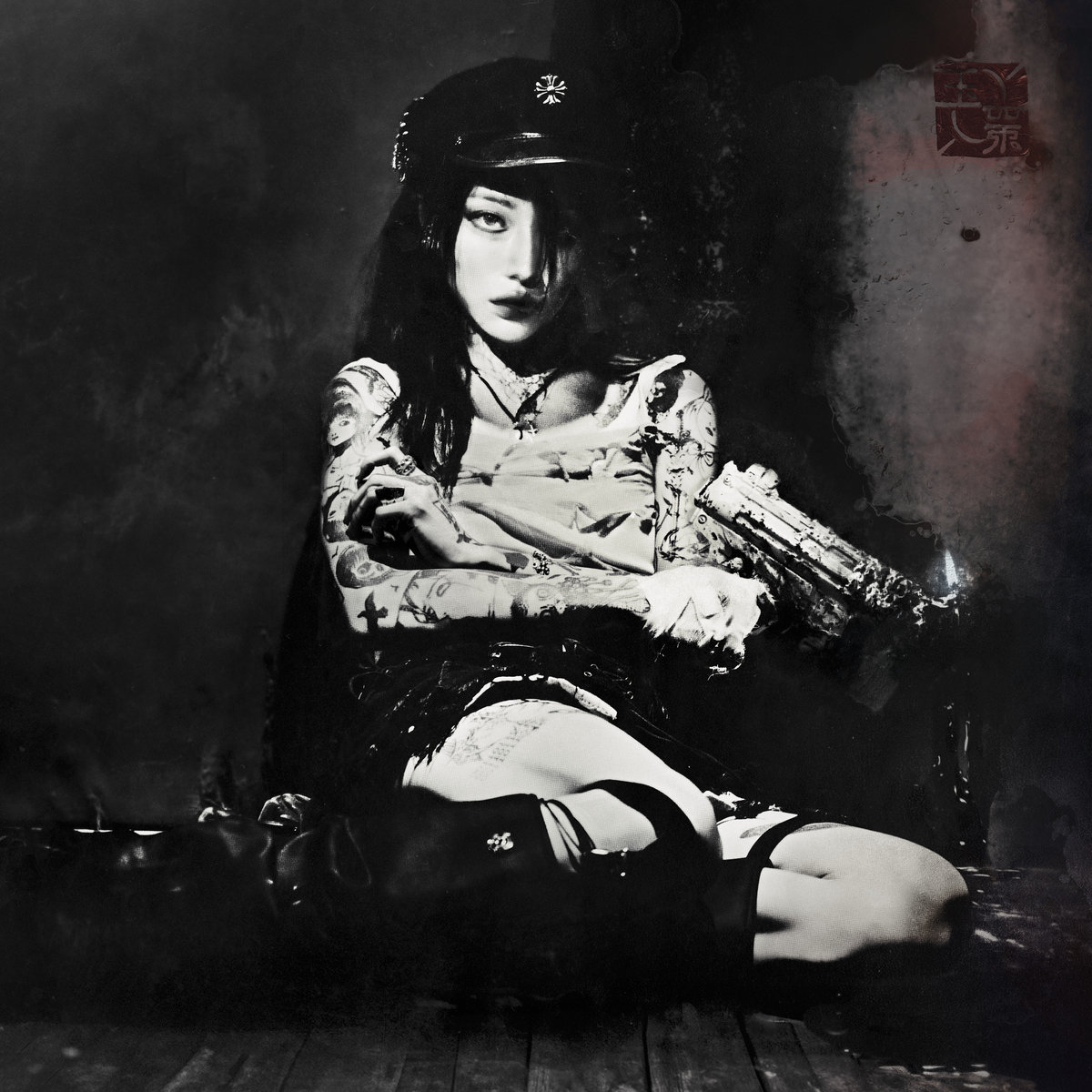 Yeule im schwarzen Militaria-Outfit mit Tattoos und Spielzeugpistole – ikonisches Cover zu Evangelic Girl is a Gun
