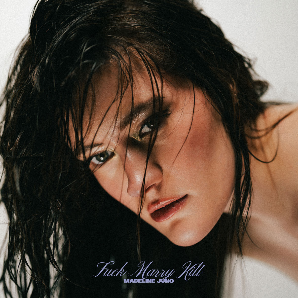 Das Cover zeigt Madeline Juno in einer emotionalen Nahaufnahme mit nassem Haar und direktem Blick – ein intimes, verletzliches Porträt zwischen Stärke und Zerbrechlichkeit.