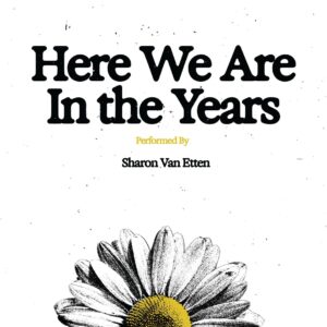 Minimalistisches Cover mit großem schwarzen Text „Here We Are In the Years“ auf weißem Grund und einer stilisierten Gänseblümchenblüte unten – schlicht, nostalgisch und respektvoll.