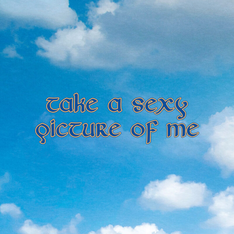 Blauer Himmel mit weißen Wolken und retro-verschnörkelter Schrift: Das Cover zur Single „Take A Sexy Picture Of Me“ von CMAT wirkt naiv und ironisch zugleich.