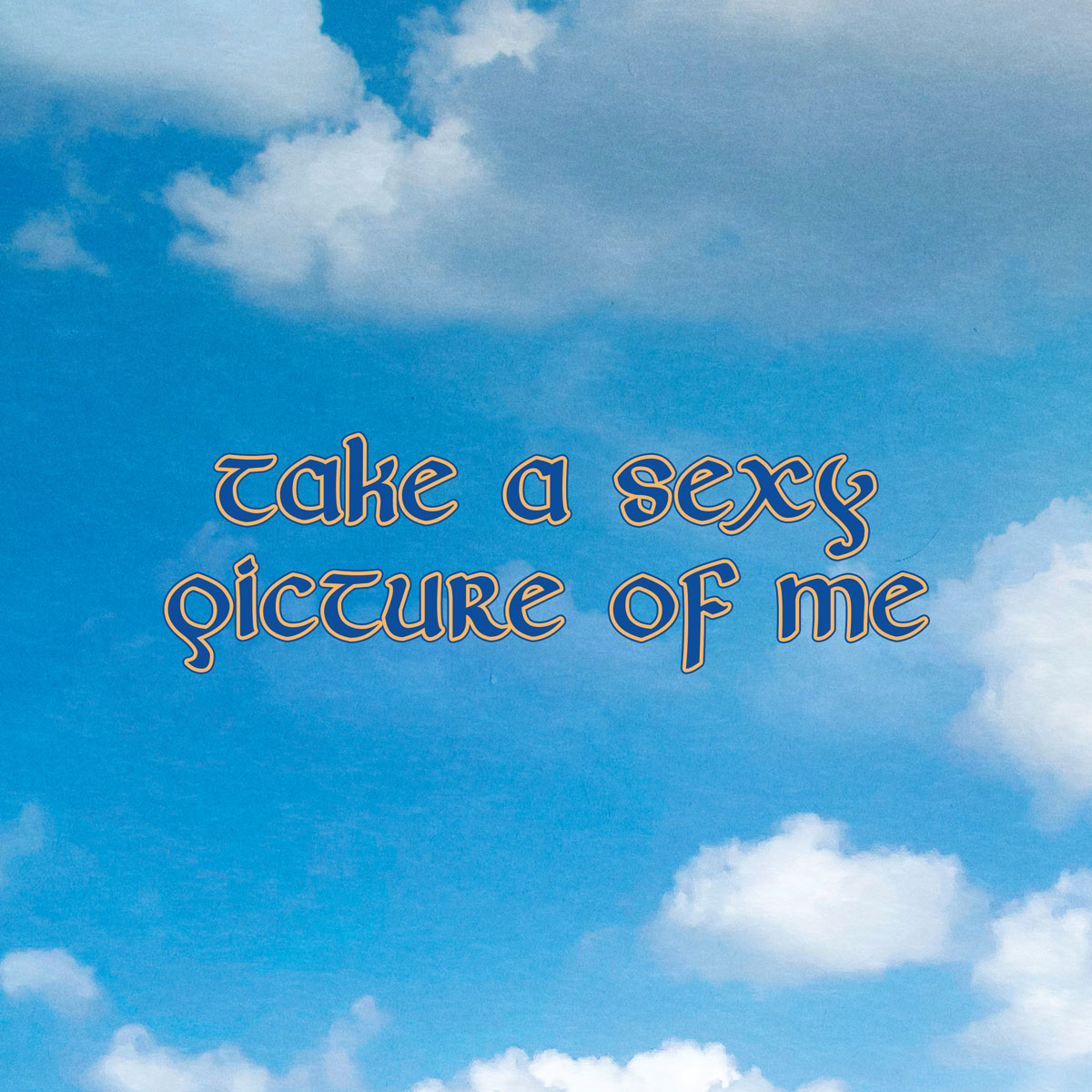 Blauer Himmel mit weißen Wolken und retro-verschnörkelter Schrift: Das Cover zur Single „Take A Sexy Picture Of Me“ von CMAT wirkt naiv und ironisch zugleich.