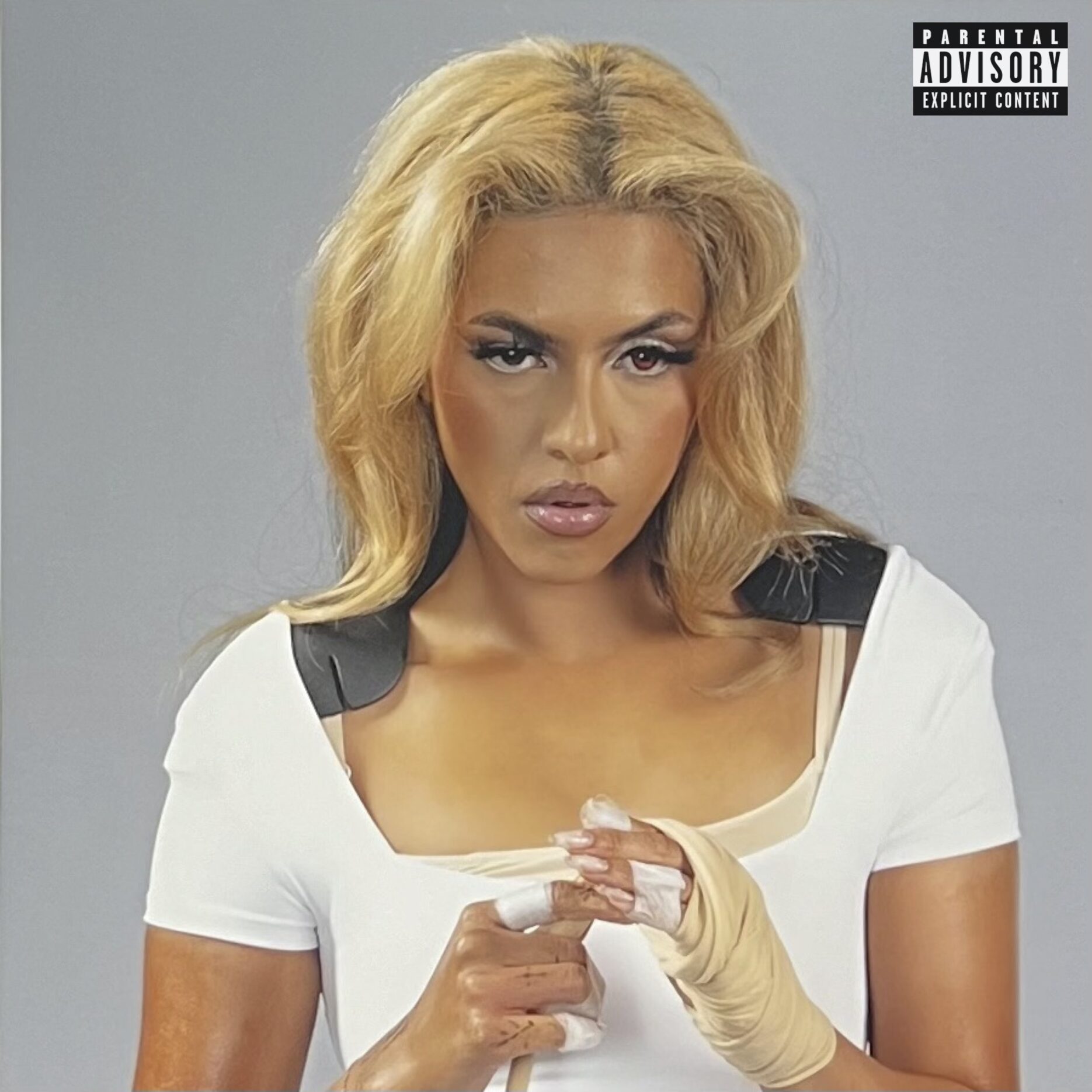 PANIA im weißen Top mit verletztem Blick und Bandagen – Artwork zur Single Pity Party (Foto: Rejjie Fanning & Ariel Riley)
