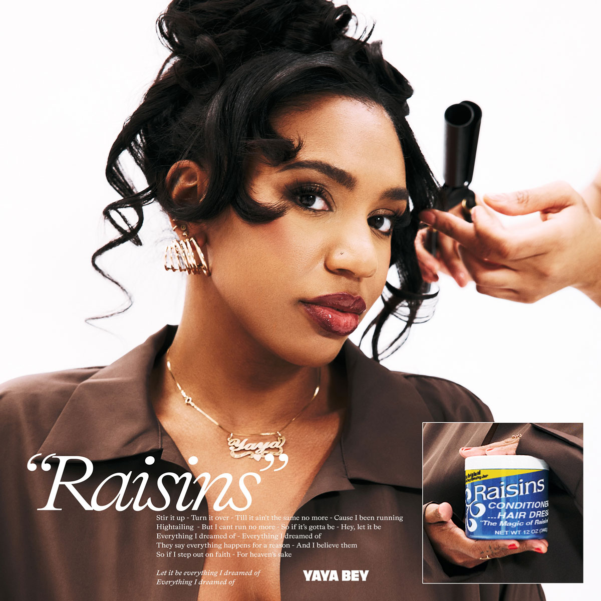 Yaya Bey zeigt sich auf dem Cover von „Raisins“ mit kunstvoll gestyltem Haar, ernstem Blick und einem Topf Hair-Dressing – ein Bild über Selbstbehauptung und Schönheit.