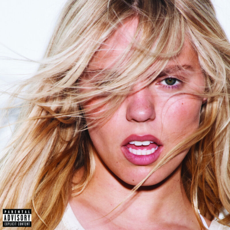 Reneé Rapp im Y2K-Clublook auf dem Singlecover zu „Leave Me Alone“