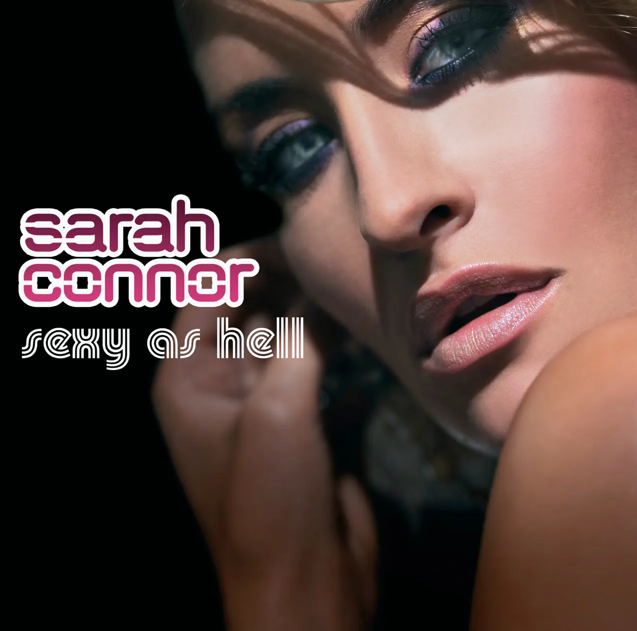 Nahaufnahme des Albumcovers von Sarah Connors „Sexy As Hell“ mit selbstbewusstem Blick und glamourösem Make-Up.