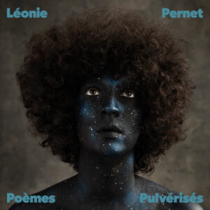 Albumcover von Léonie Pernet „Poèmes Pulvérisés“ mit einem Sternengesicht im Afro-Look als symbolisches Porträt eines poetischen Universums.