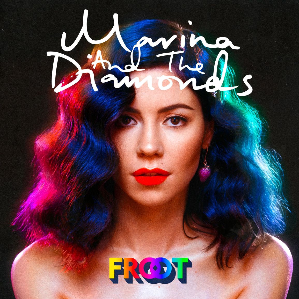Marina and the Diamonds mit rot geschminkten Lippen und farbenfrohem Haar auf dem FROOT-Albumcover vor schwarzem Hintergrund