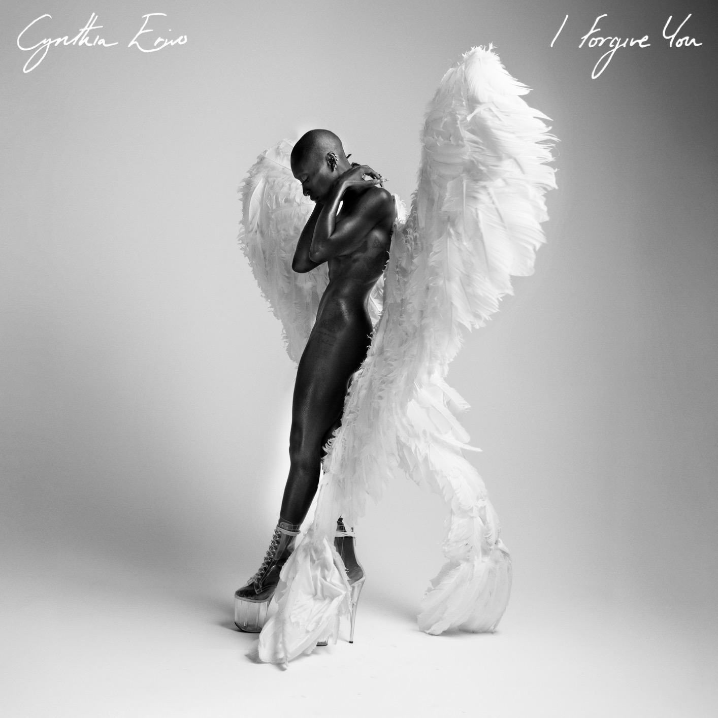 Cynthia Erivo mit Engelsflügeln und Plateauschuhen im Studio – Albumcover von „I Forgive You“