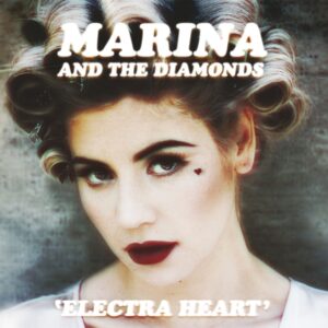 Albumcover von Marina and the Diamonds „Electra Heart“ mit Marina im 50s-Styling, rotem Lippenstift und Lockenwicklern.