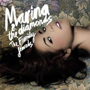 Albumcover von Marina and the Diamonds' The Family Jewels mit Marina auf floralem Hintergrund