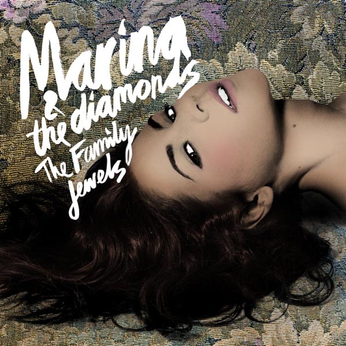 Albumcover von Marina and the Diamonds' The Family Jewels mit Marina auf floralem Hintergrund