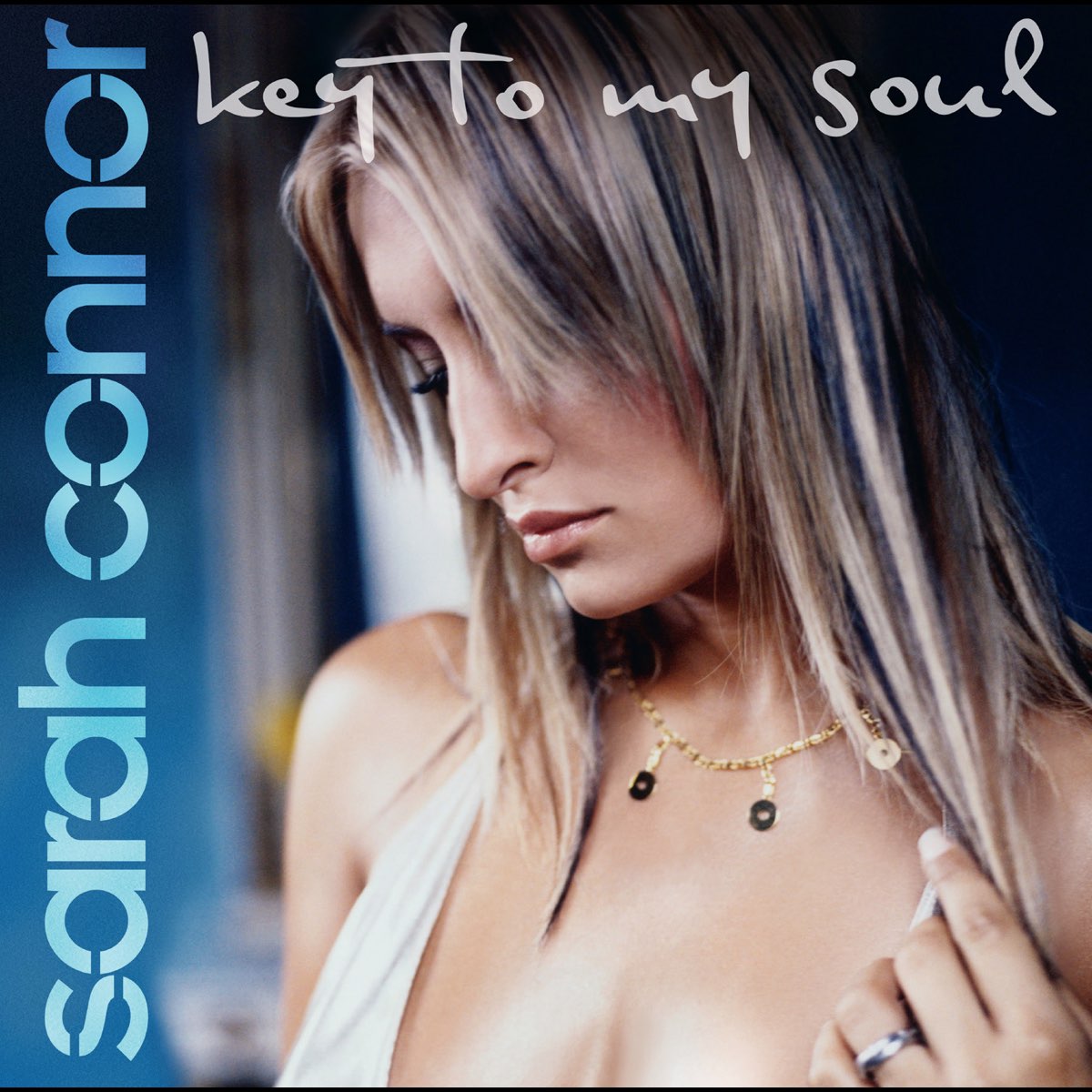 Albumcover von „Key to My Soul“ mit Sarah Connor in sinnlicher Pose, goldener Kette und melancholischem Blick