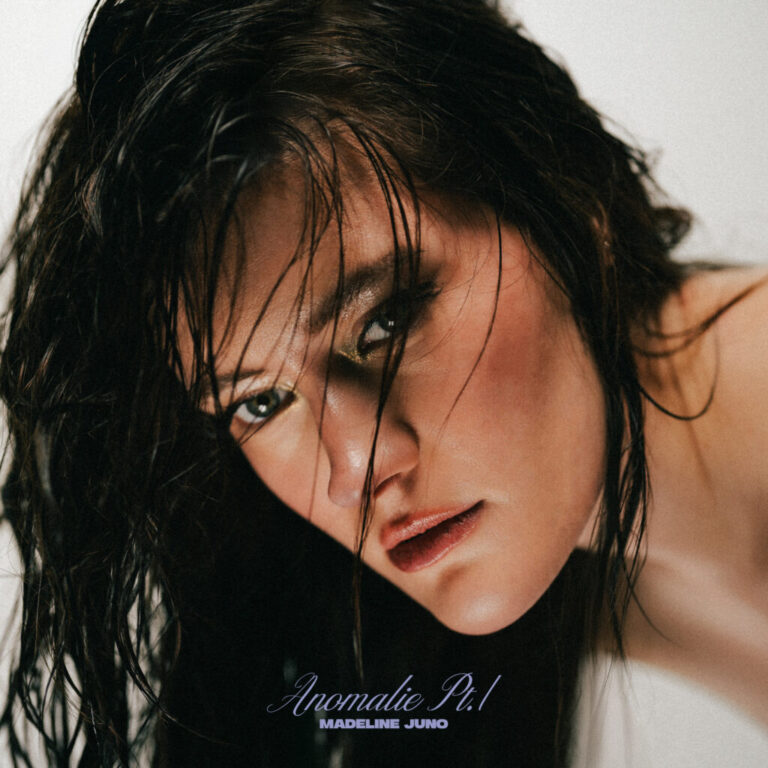 Madeline Juno blickt mit nassen Haaren und intensivem Blick aus dem Albumcover zu Anomalie Pt. 1