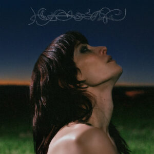 Das Albumcover zeigt Lyra Pramuk bei Nacht mit erhobenem Blick, als suche sie Verbindung zum Himmel oder zur Erde.