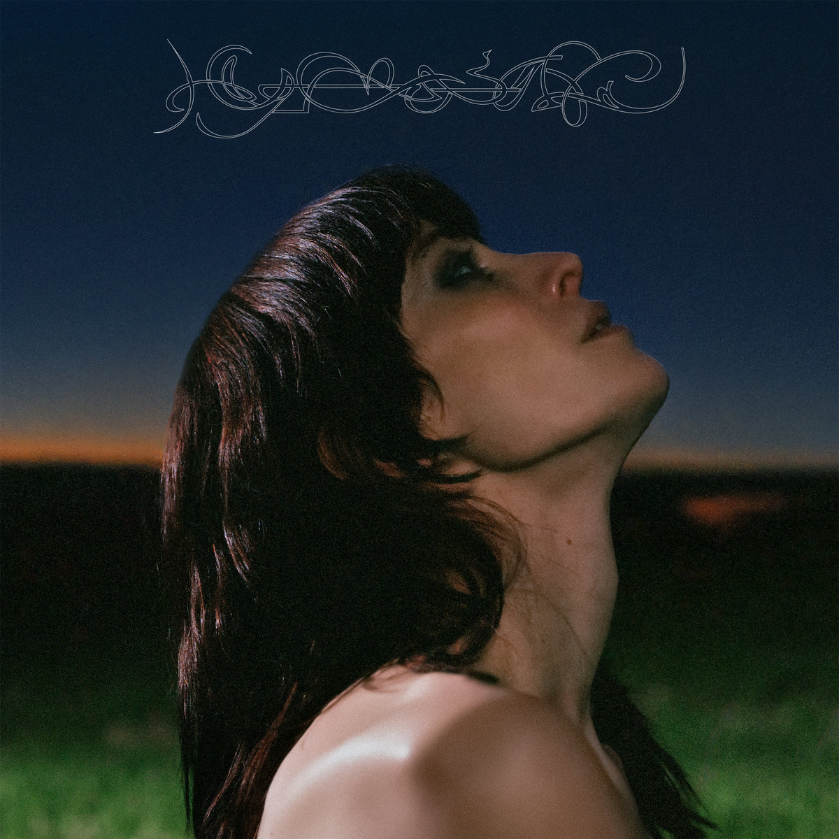 Das Albumcover zeigt Lyra Pramuk bei Nacht mit erhobenem Blick, als suche sie Verbindung zum Himmel oder zur Erde.
