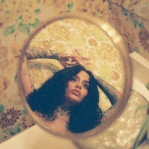 Kehlani liegt in einem Spiegelbild mit floraler Tapete und ruhigem Blick – ein visuell-intimer Moment wie das Mixtape selbst.