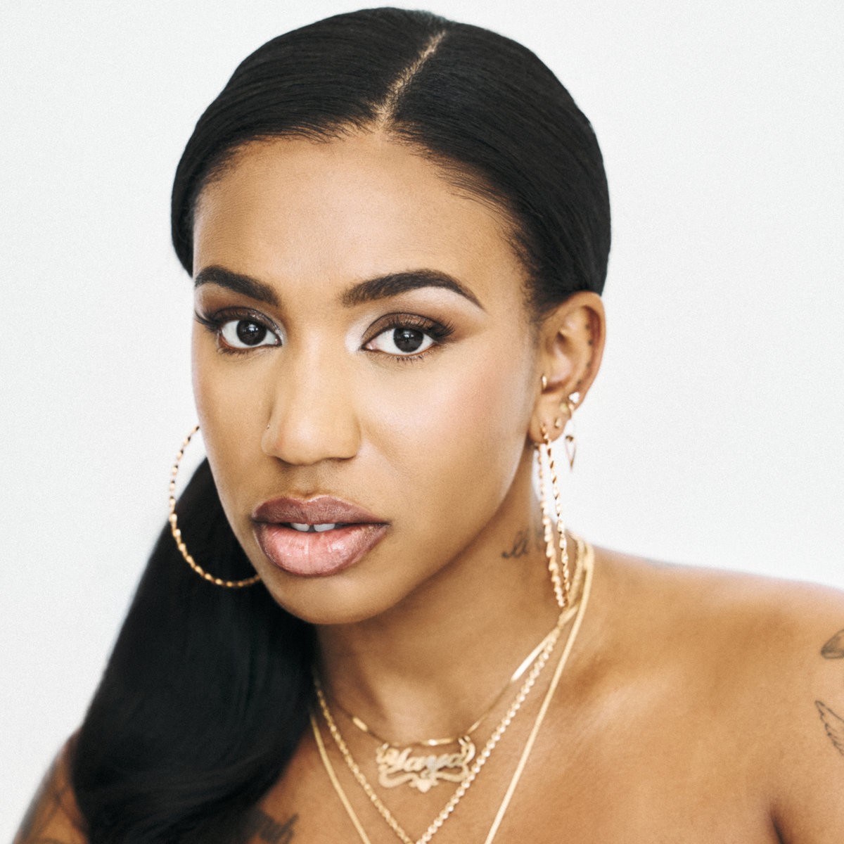 Portrait von Yaya Bey mit Goldschmuck und selbstbewusstem Blick – Cover des Albums „do it afraid“ (2025)