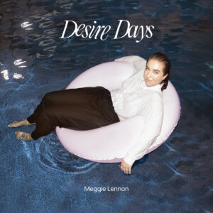 Albumcover von Desire Days von Meggie Lennon: Die Künstlerin liegt entspannt auf einem rosa Schwimmring im nächtlich beleuchteten Pool.