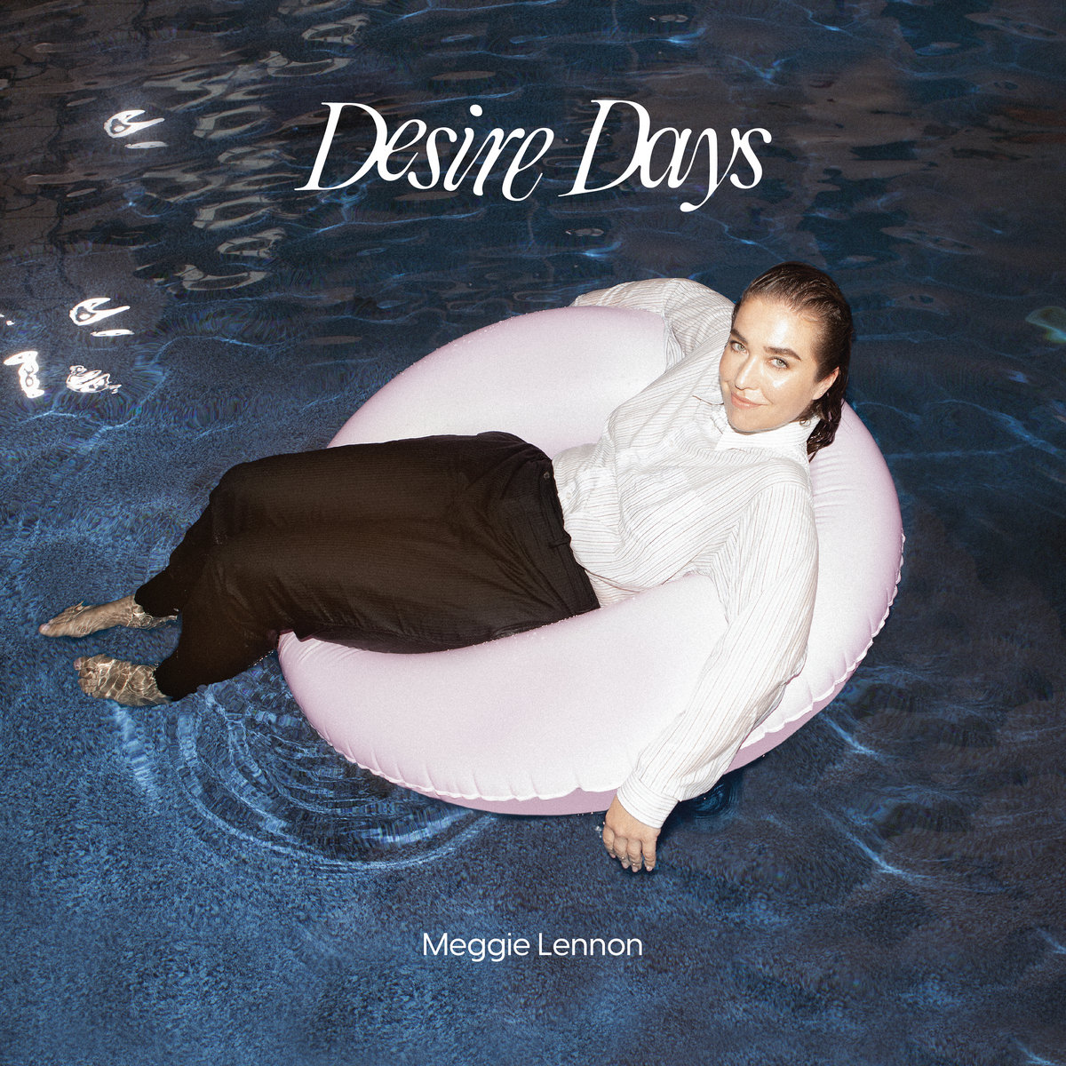 Albumcover von Desire Days von Meggie Lennon: Die Künstlerin liegt entspannt auf einem rosa Schwimmring im nächtlich beleuchteten Pool.
