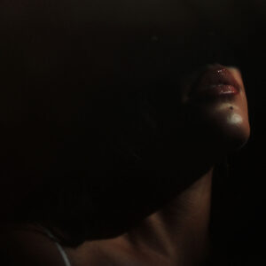 Dunkles Albumcover von Madison McFerrins „SCORPIO“: Nur Lippen und Kinn sind beleuchtet – ein Bild voller Sinnlichkeit und Geheimnis.