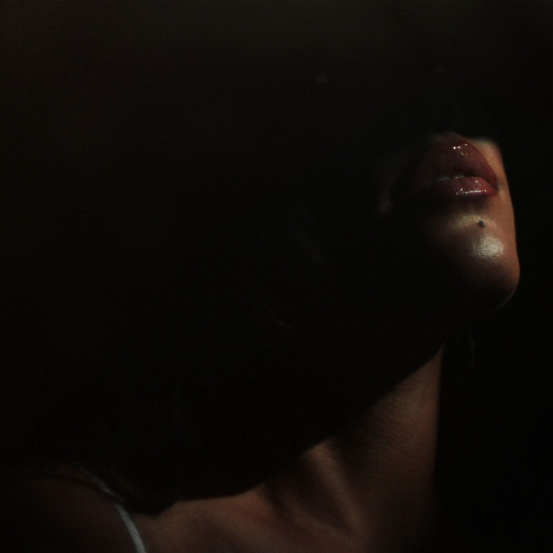 Dunkles Albumcover von Madison McFerrins „SCORPIO“: Nur Lippen und Kinn sind beleuchtet – ein Bild voller Sinnlichkeit und Geheimnis.