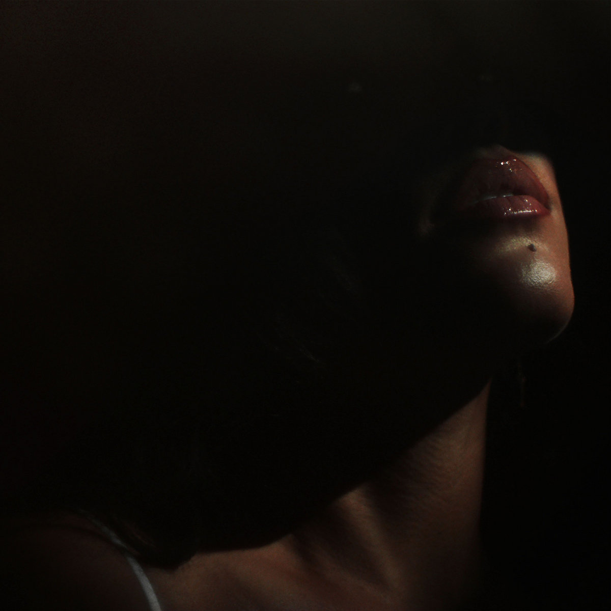 Dunkles Albumcover von Madison McFerrins „SCORPIO“: Nur Lippen und Kinn sind beleuchtet – ein Bild voller Sinnlichkeit und Geheimnis.