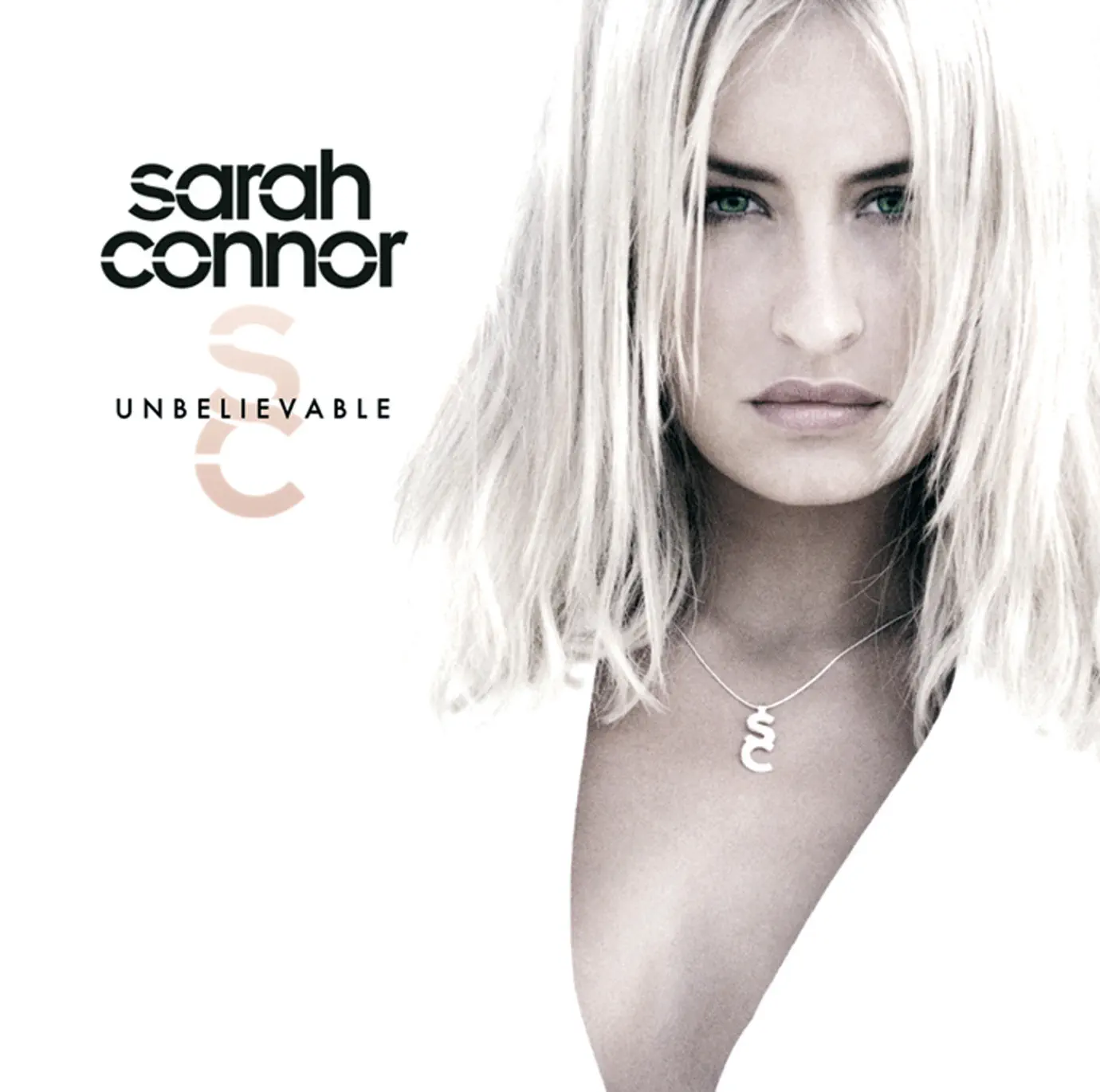 Sarah Connor mit ernstem Blick auf dem Cover von „Unbelievable“, schwarz-weiß inszeniert mit SC-Kette.