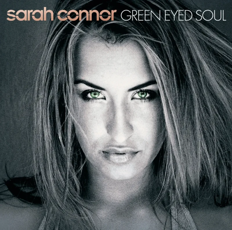 Sarah Connor auf dem Cover von „Green Eyed Soul“ mit geheimnisvollem Blick, eleganter Pose und düsterem Soul-Glamour.